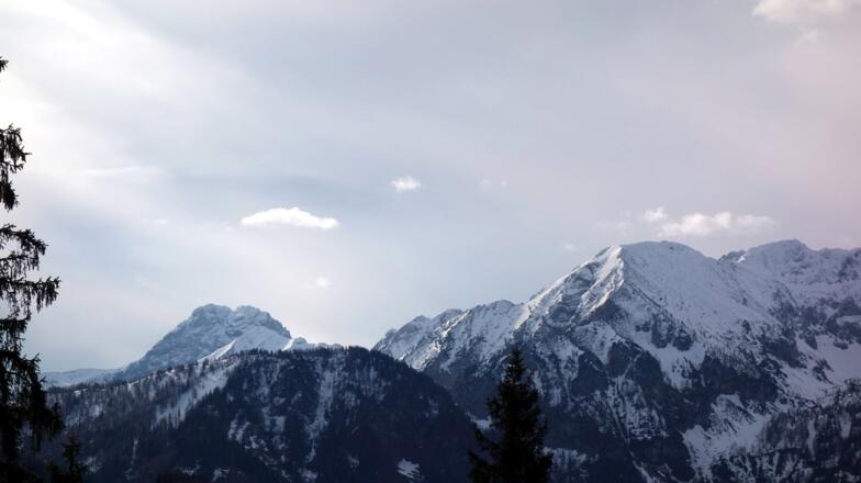 Hexenturm, Langstein und Kreuzmauer vom Forstweg gesehen.