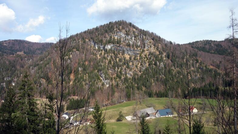 Blick zum ersten Gipfel, dem Pitschstein beim Abstieg von ~840m.