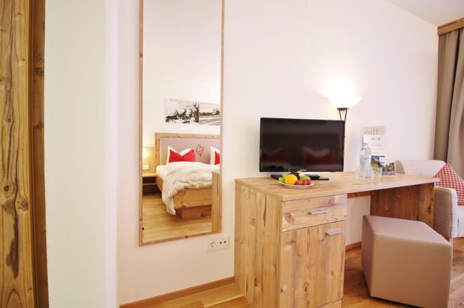 02 Sporthotel_Doppelzimmer_Standard_Schreibtisch
