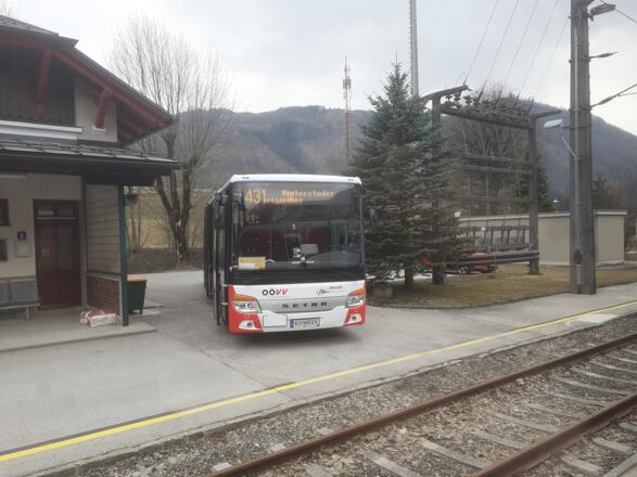 Bus beim Bahnhof Hinterstoder zum Schiederweiher