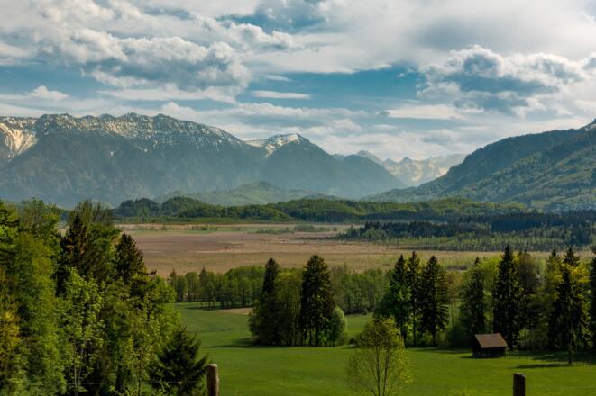 Blick über das Murnauer Moos in die Berge