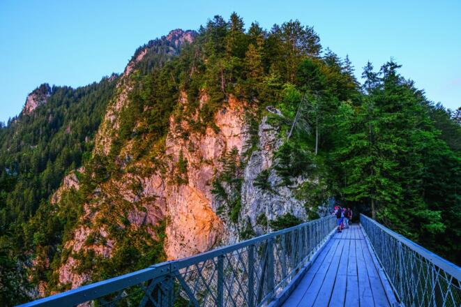 Marienbrücke vor dem Tegelberg bei Sonnenuntergang