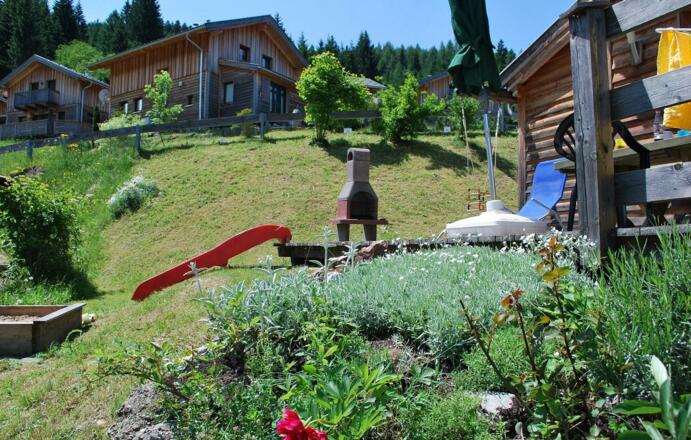 Terrasse, Grillkamin Schaukel, Rutsche, Sandkasten