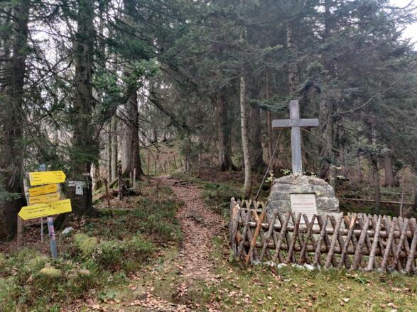 Das Denkmal erinnert an einen verstorbenen Jäger.