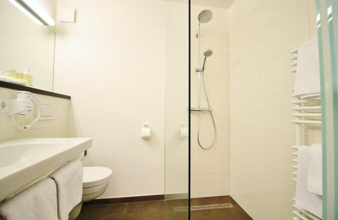 03 Sporthotel_Doppelzimmer_Standard_Badezimmer2