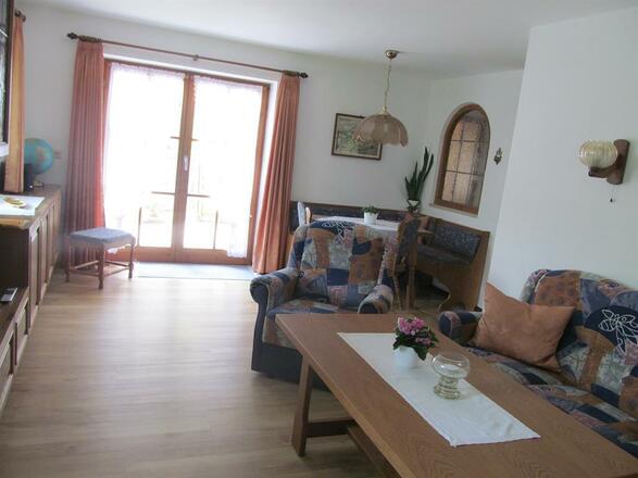 Wohnzimmer mit Zugang zur Terasse