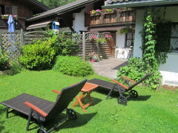 Liegewiese mit Terasse