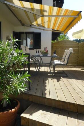 Großer Garten mit Terrasse