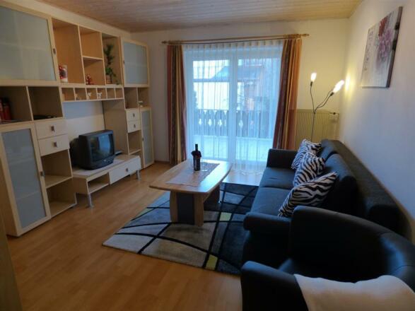 Wohnzimmer mit Blick zur Terrasse