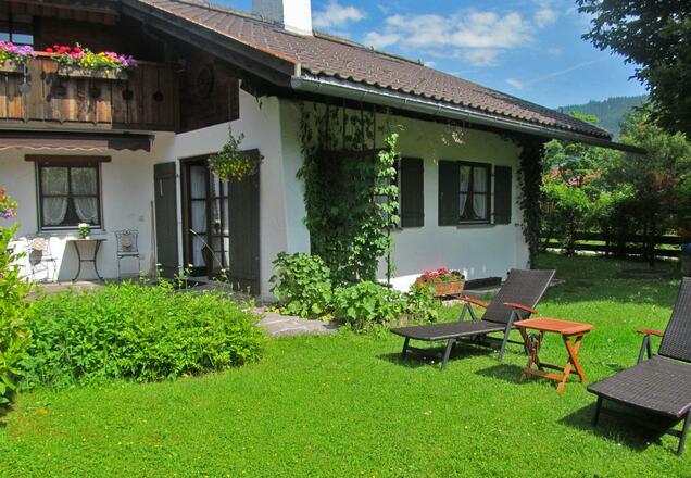 Liegewiese mit Terasse