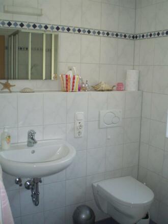 Bad mit Dusche und WC