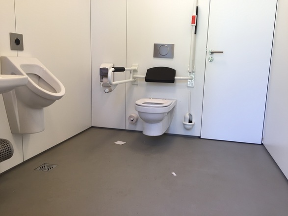 Behinderten WC beim Wanderparkplatz, Ramsacher Straße, Murnau