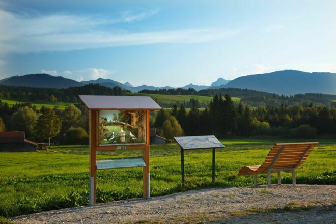 Schaukasten und Panoramaliege an der  Station 3