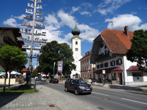 Kirchplatz Grassau mit Touristinfo