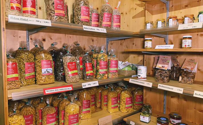 Prall gefüllte Regale in Hofhammers Hofladen