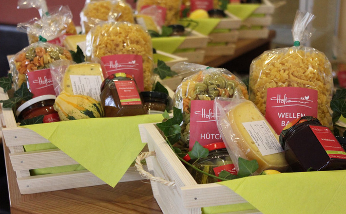 Die Pfarrkirche St. Jakobus in Aufham im Sommer