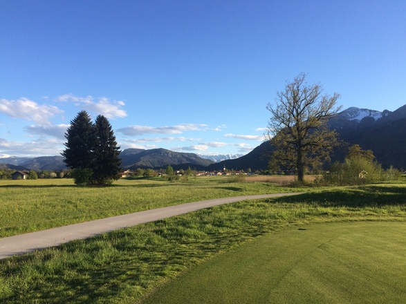Am Golfplatz mit Blick auf Grassau