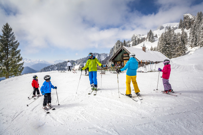 Familie am Skigebiet Brauneck vor Strasser Alm