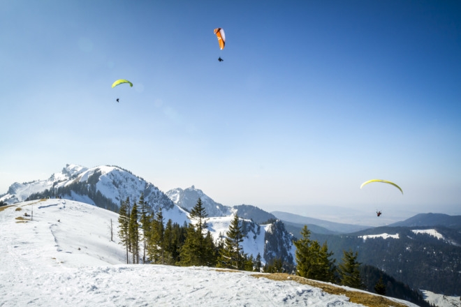 Gleitschirmfliegen am Brauneck im Winter