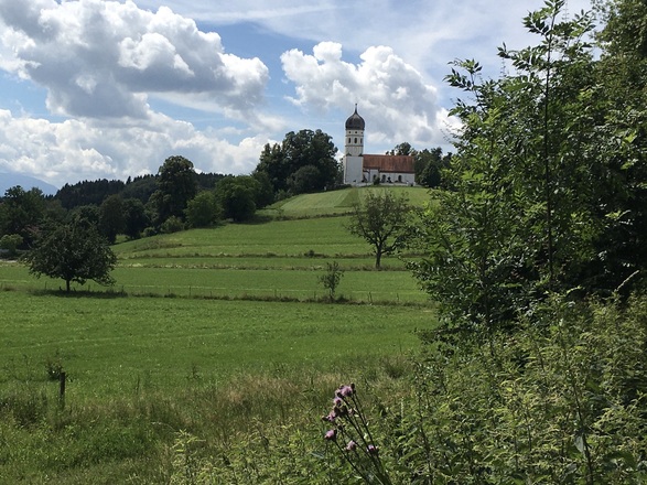 Blick von Norden auf Holzhauser Kirchberg mit St. Johann Baptist Kirche