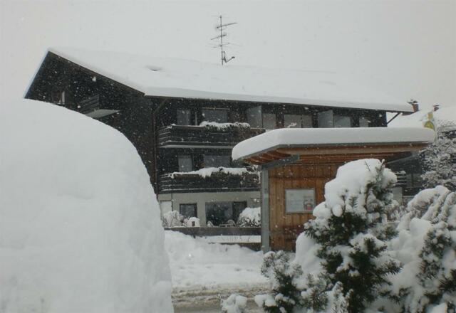 Bushaltestelle vorm Haus