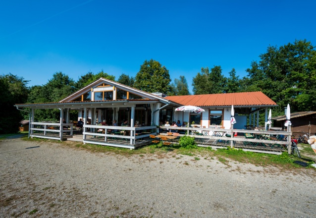 Große Terrasse mit Blick auf den See