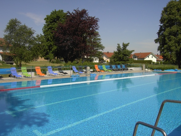 Schwimmerbecken mit Liegen