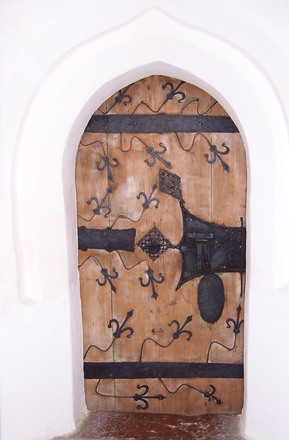 Sakristeitüre  mit spätgotischen Lilienbeschlag