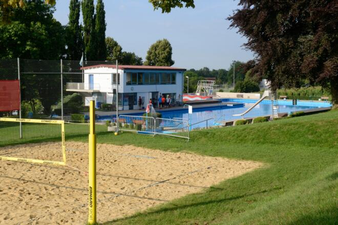 Beachvolleyballplatz und Freibad