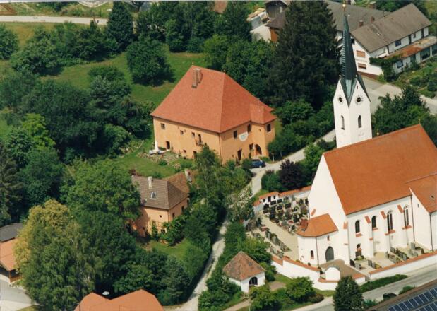 Luftaufnahme  Schloss Peterskirchen