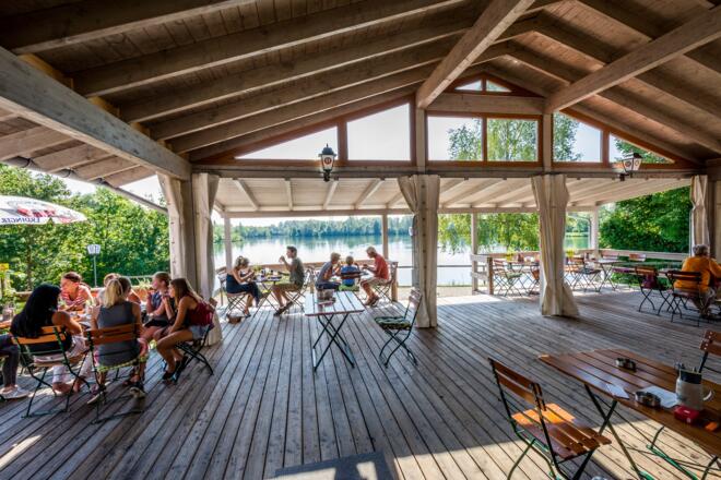 Terrasse der Waldseestub´n mit Blick auf den See