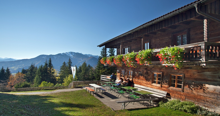 Denkalm mit Blick ins Tal im Sommer