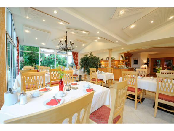 Frühstücksgenuss fast wie im Freien. In unserem Wintergarten mitten im Grünen.