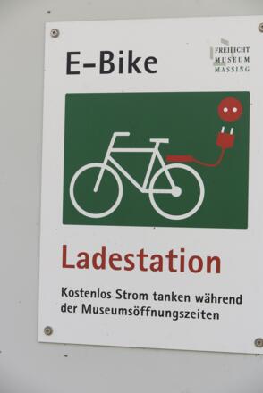 Kostenlose E-Bike Ladestation am Freilichtmuseum in Massing
