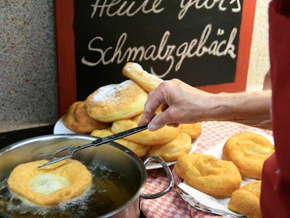 Hausgemachtes Schmalzgebäck mit einem Glas frischer Rottaler Milch gibt es einmal pro Woche am Überraschungstag.