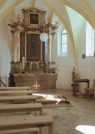 Klassizistischer Altar der Kirche St. Alexius in Handwerk