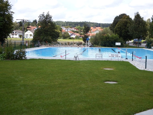 Schwimmerbecken mit Liegewiese