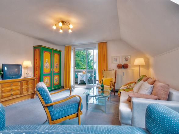 Wohnzimmer und Blick auf Südbalkon Ferienwohnung C