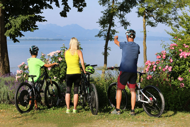 Familie mit Radl am Chiemsee