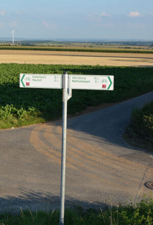 Wegweiser an der Radwegkreuzung am Mainfrankenpark