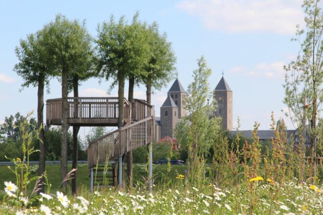 Die Mainlände vor Münsterschwarzach mit Aussichtsturm bietet Freizeitqualität