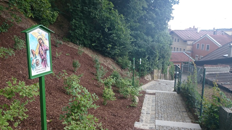 Schlossberggasse mit Kreuzweg