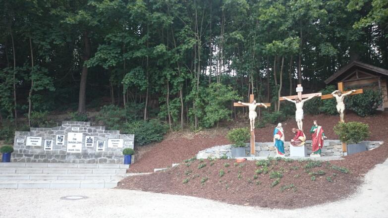 Denkmal der Vertriebenen und Kreuzigungsgruppe