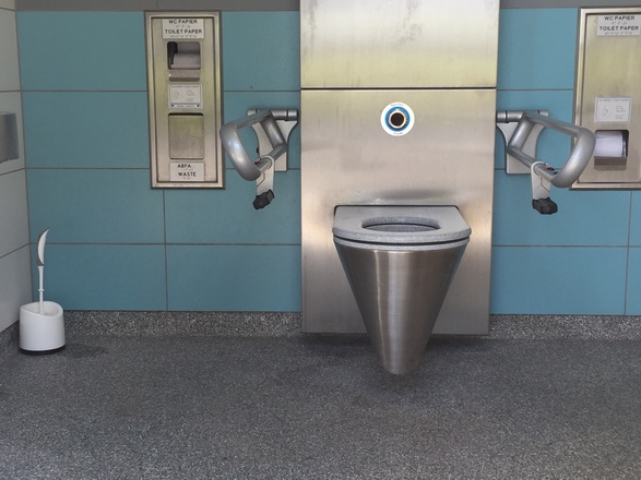 Öffentliches Rolli-WC, S-Bahnhof Petershausen