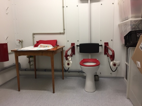 Rolli-WC in der Schloßwirtschaft Oberschleißheim (leider zugestellt)