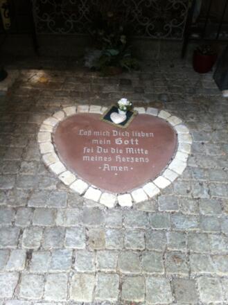 Im Boden der Herz-Jesu-Kapelle ist eine Tafel eingelassen