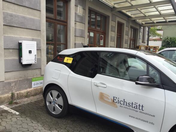 e-altmuehltal Elektroautoladestation Eichstätt Posthof mit eCarSharing Fahrzeug
