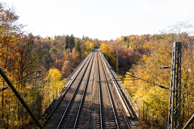 Aussicht der Gleise von der Großhesseloher Brücke