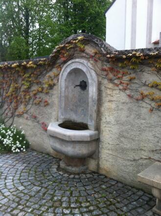 Brunnen an der Friedhosmauer in Magentsried