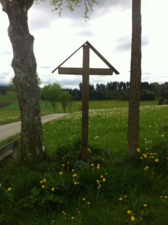 Wegkreuz zwischen zwei Bäumen, östlich von Tauting